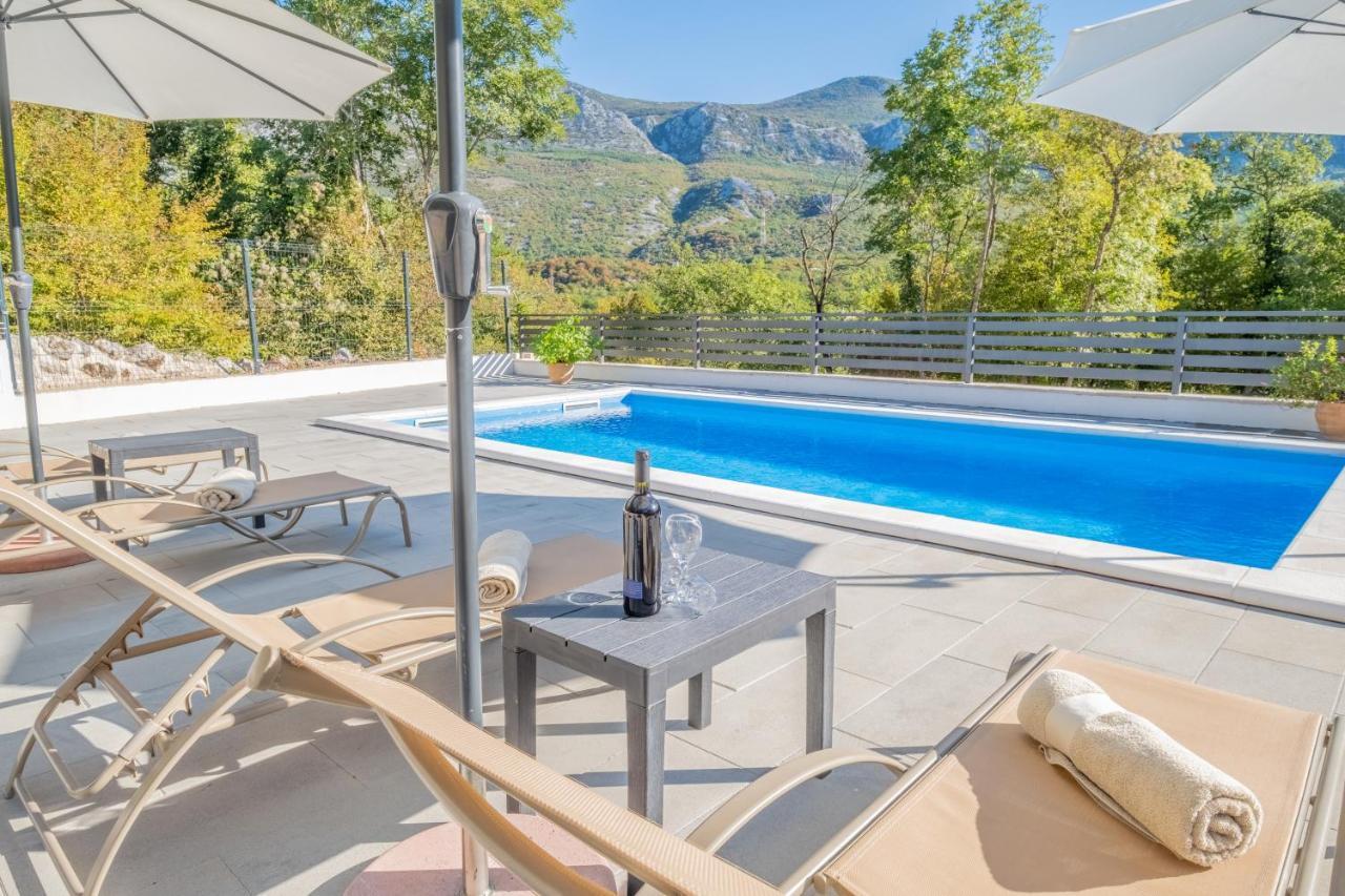 Amazing 4 Bedroom Villa With Swimming Pool And Wifi, Family Frendly Tribalj  Eksteriør billede