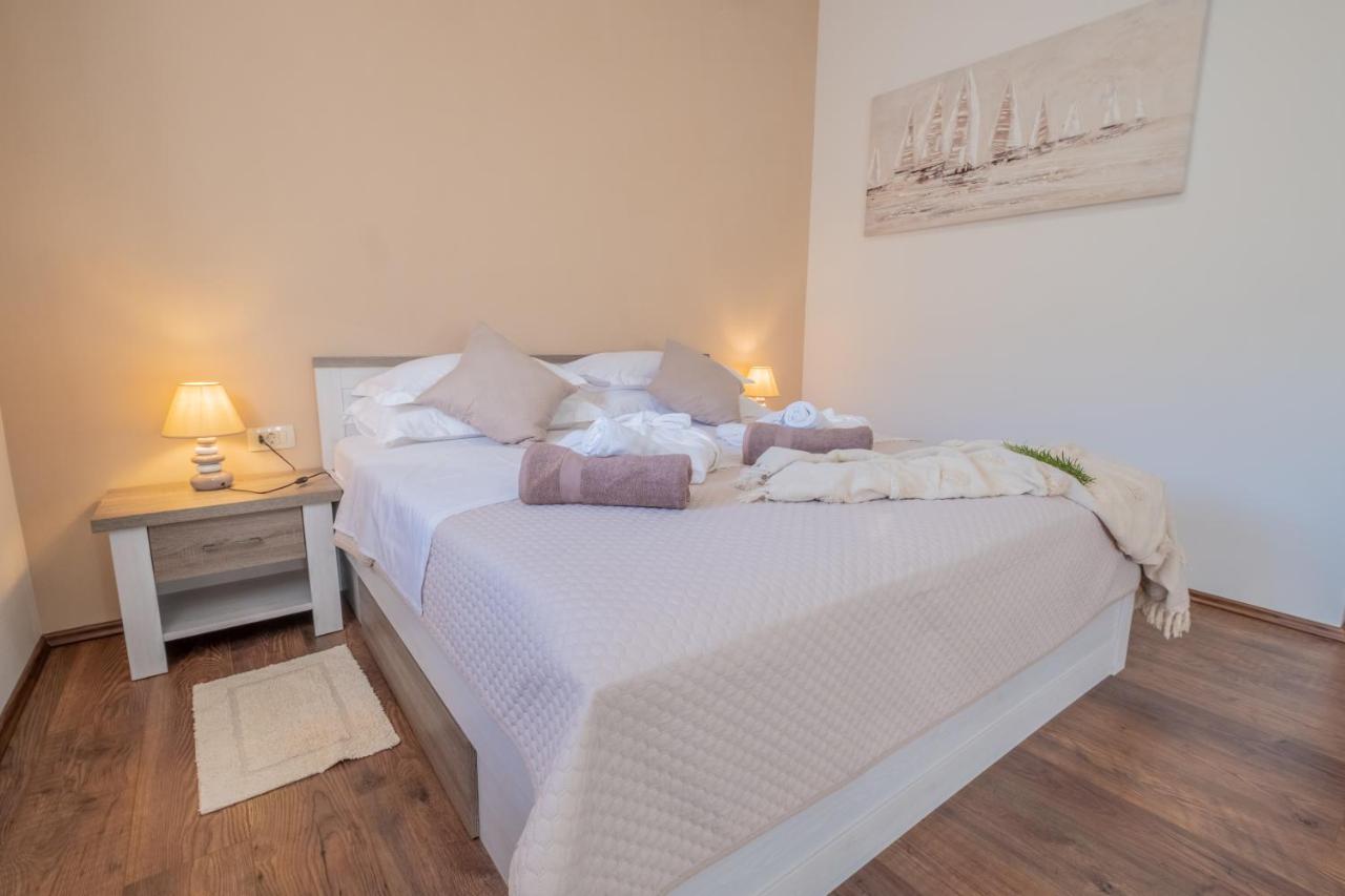 Amazing 4 Bedroom Villa With Swimming Pool And Wifi, Family Frendly Tribalj  Eksteriør billede