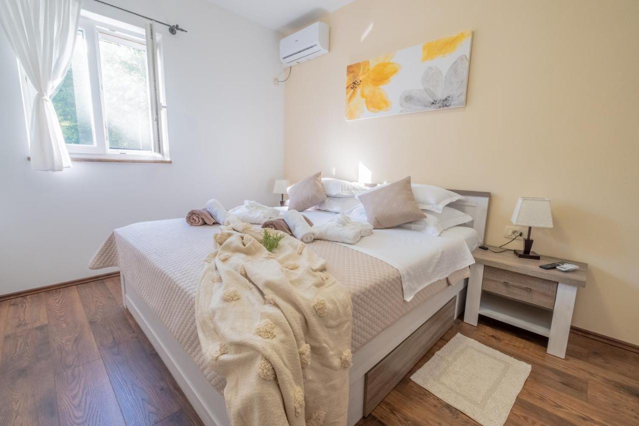 Amazing 4 Bedroom Villa With Swimming Pool And Wifi, Family Frendly Tribalj  Eksteriør billede