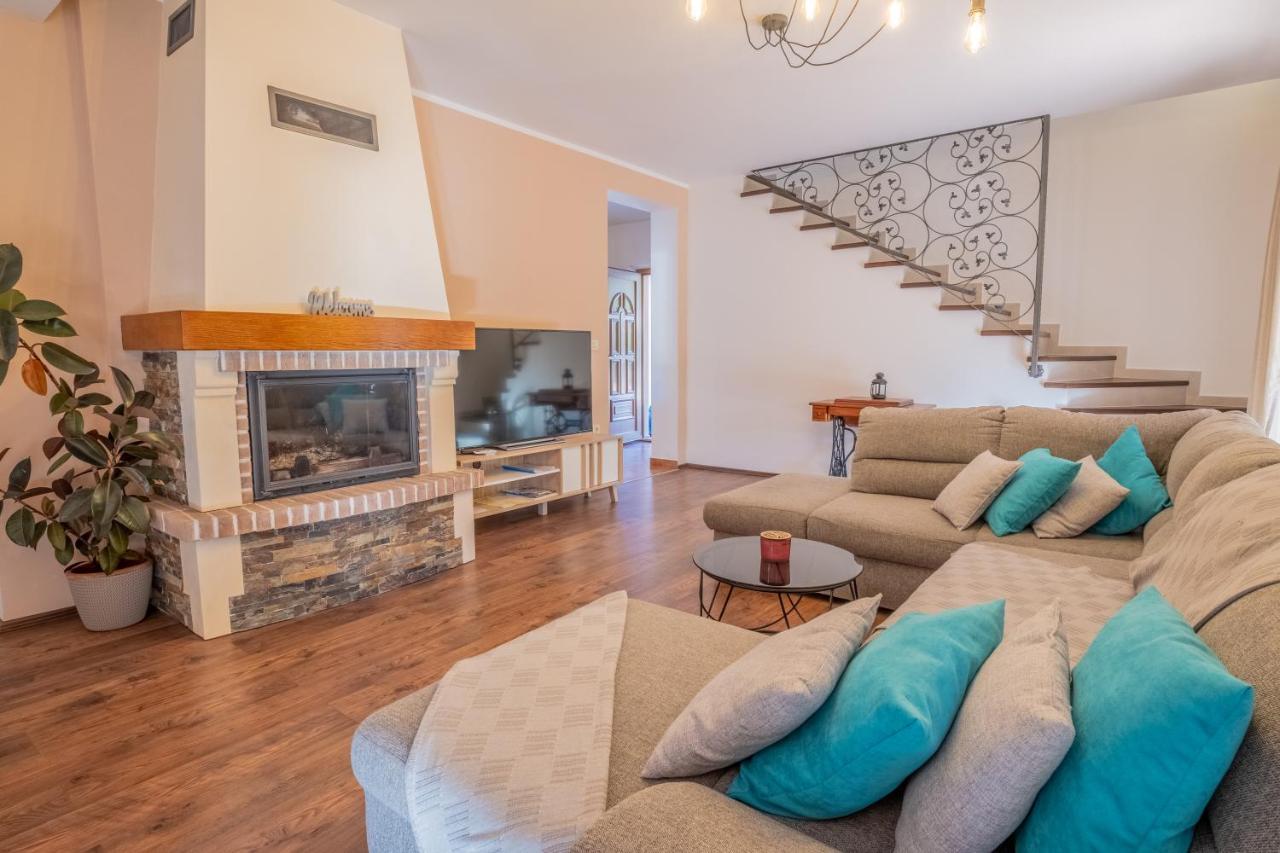 Amazing 4 Bedroom Villa With Swimming Pool And Wifi, Family Frendly Tribalj  Eksteriør billede