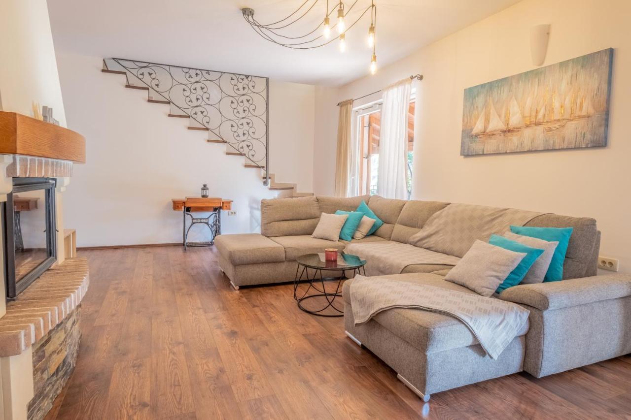 Amazing 4 Bedroom Villa With Swimming Pool And Wifi, Family Frendly Tribalj  Eksteriør billede